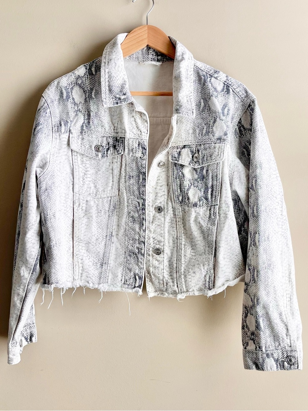 Snakeskin Python Print Cropped Jean Jacket - White Gray